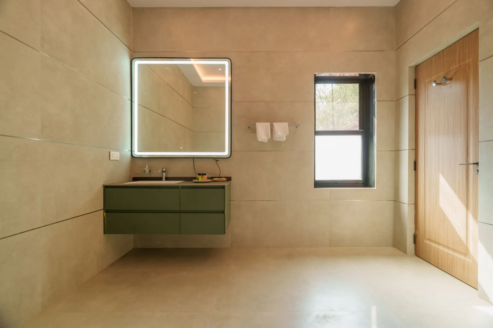 Courtyard Room with Open Air Bathtub