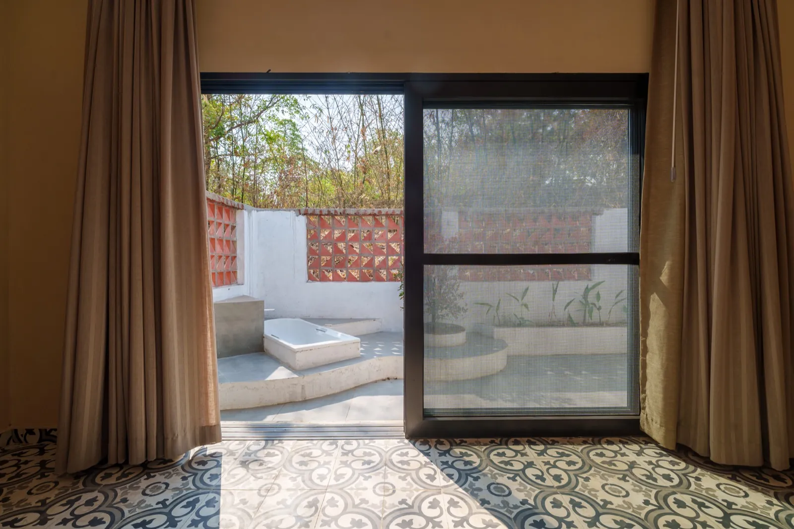 Courtyard Room with Open Air Bathtub