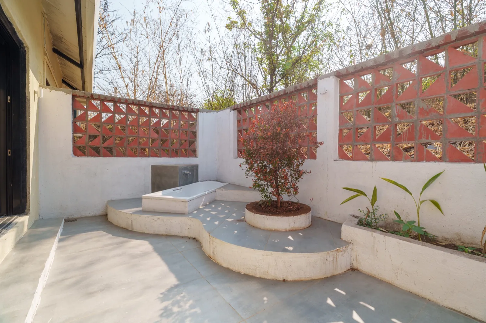 Courtyard Room with Open Air Bathtub