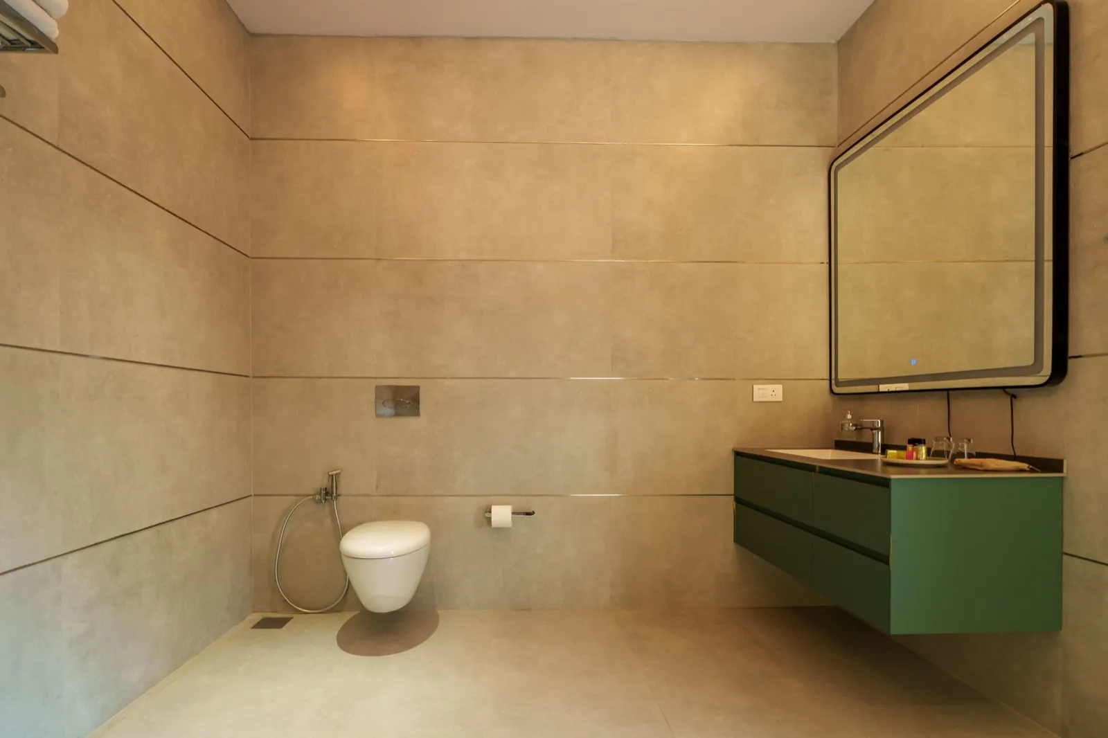 Courtyard Room with Open Air Bathtub